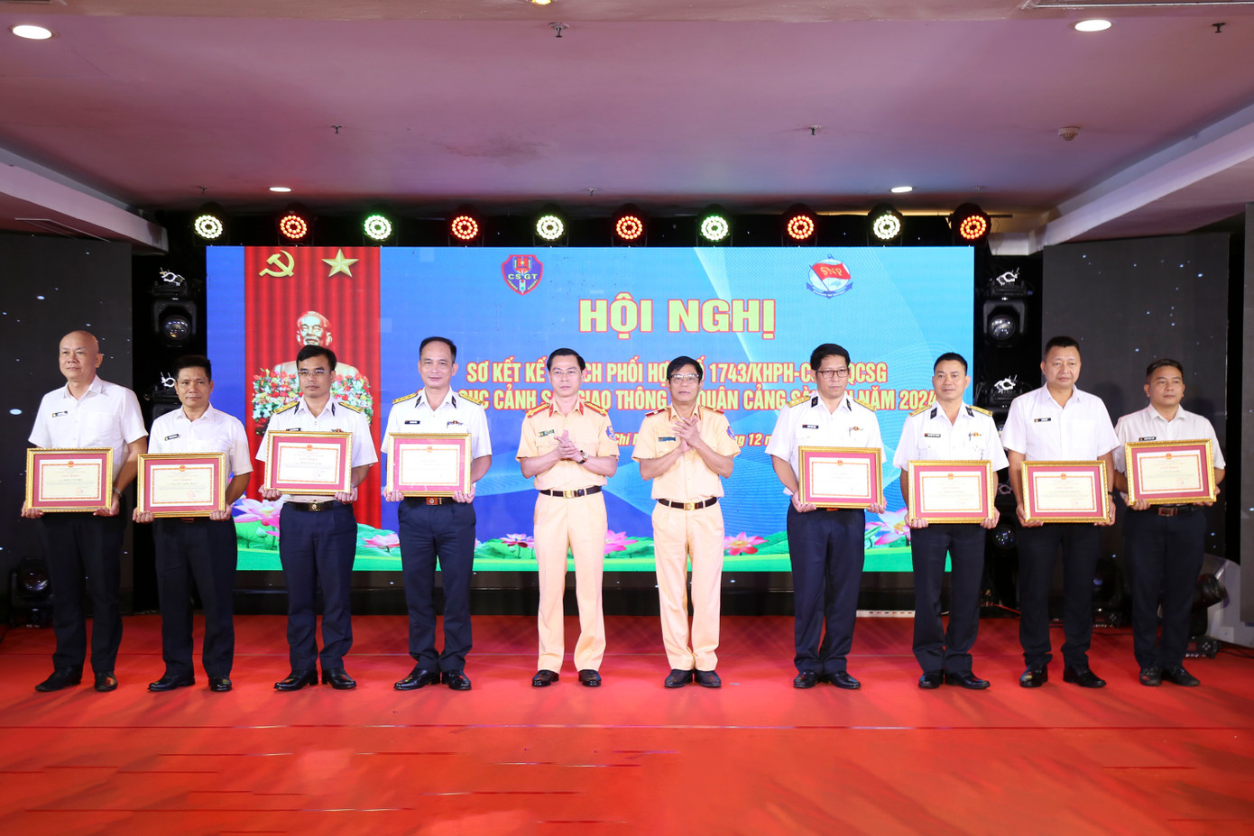 Lãnh đạo Cục CSGT trao thưởng cho các cá nhân của Tổng công ty Tân cảng Sài Gòn