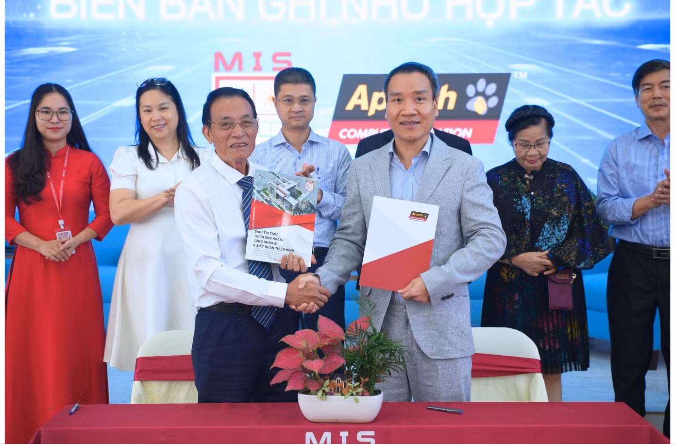 Ông Hoàng Văn Lược - Chủ tịch HĐQT Trường MIS (trái) và ông Chu Tuấn Anh - Hiệu trưởng Aptech (phải) ký biên bản hợp tác đào tạo Lập trình cho học sinh từ sớm