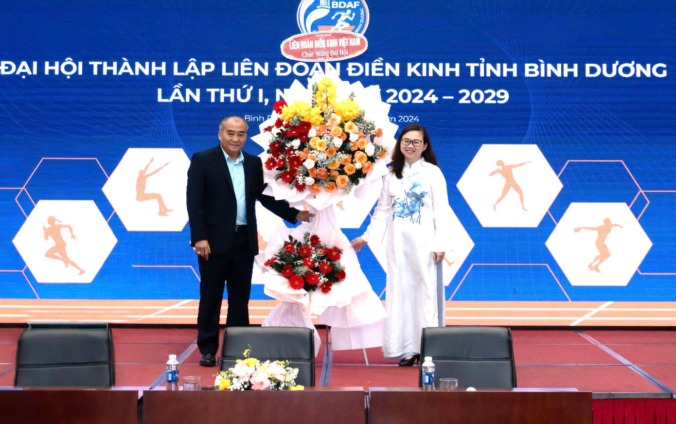 Ông Nguyễn Trung Hinh - Phó Chủ tịch LĐĐK Việt Nam tặng hoa chúc mừng Đại hội Ông Nguyễn Trung Hinh - Phó Chủ tịch LĐĐK Việt Nam tặng hoa chúc mừng Đại hội