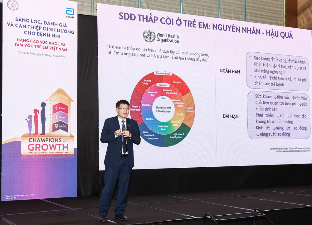 TS.BS. Phan Hữu Phúc, Tổng thư ký Hội Nhi khoa Việt Nam, Phó Giám đốc BV Nhi Trung Ương trình bày tại hội thảo. Ảnh: Quỳnh Anh