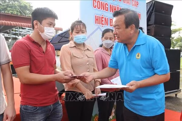 Trao kinh phí hỗ trợ người lao động có hoàn cảnh khó khăn.