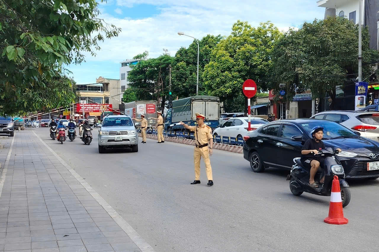 Lực lượng công an tỉnh Thanh Hoá tổng kiểm soát ô tô và xe gắn máy Lực lượng công an tỉnh Thanh Hoá tổng kiểm soát ô tô và xe gắn máy