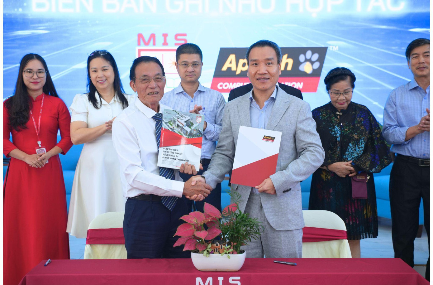 Ông Hoàng Văn Lược - Chủ tịch HĐQT Trường MIS (trái) và ông Chu Tuấn Anh - Hiệu trưởng Aptech (phải) ký biên bản hợp tác đào tạo Lập trình cho học sinh từ sớm