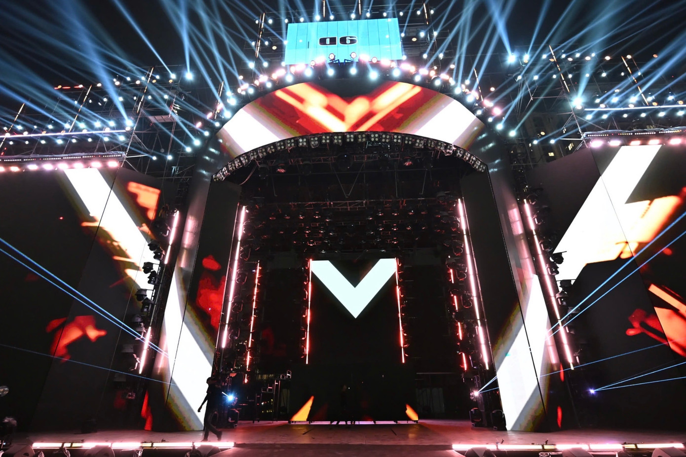 Với kích thước 60m chiều ngang, 24m chiều cao, sân khấu được thiết kế theo hướng mở, nhiều layer kết hợp hiệu ứng ánh sáng công nghệ hiện đại. Bao quanh là khối lượng khung truss lên đến hơn 70 tấn.