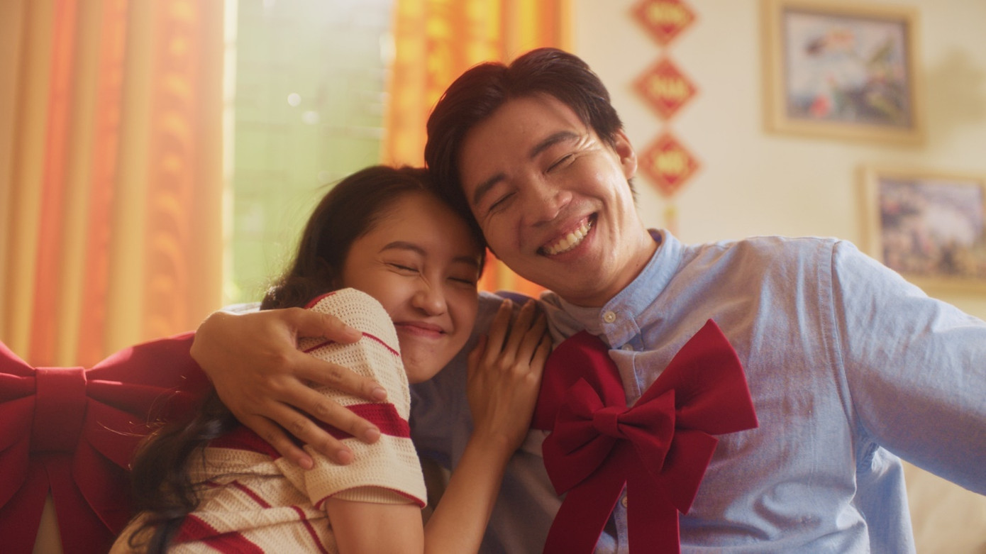 Khoảnh khắc gia đình đầm ấm được khắc họa trong MV “Vì Tết nhà là Vô giá" kết hợp cùng ca sĩ Bùi Công Nam. Ảnh: Home Credit