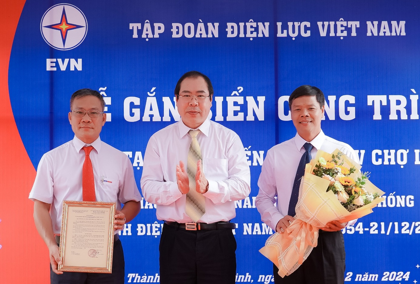 Ông Đỗ Đức Hùng – Chủ tịch Công đoàn EVN trao quyết định và tặng hoa cho lãnh đạo và Công đoàn EVNHCMC Ông Đỗ Đức Hùng – Chủ tịch Công đoàn EVN trao quyết định và tặng hoa cho lãnh đạo và Công đoàn EVNHCMC