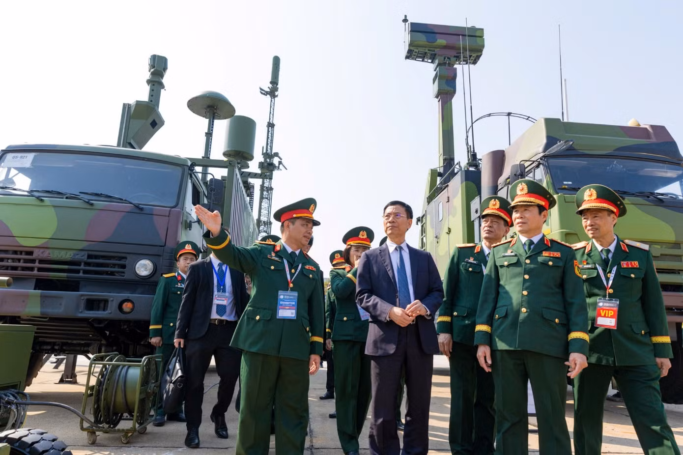 Ông Nguyễn Vũ Hà, Tổng giám đốc VHT (người chỉ tay) đang giới thiệu với quan khách về hệ thống radar do Viettel sản xuất. Ảnh: Trần Nam