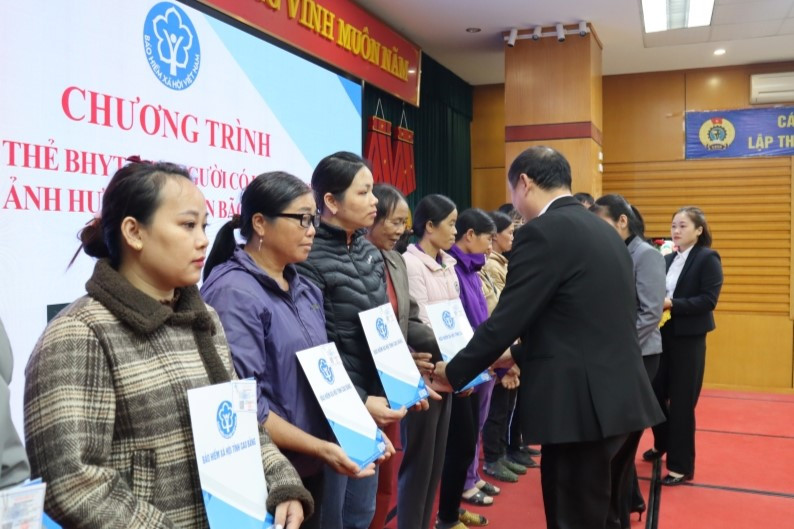 Agribank ủng hộ 4 tỷ đồng cùng Bảo hiểm xã hội Việt Nam trao tặng hơn 2.500 sổ BHXH và thẻ BHYT cho người dân bị thiệt hại do cơn bão số 3