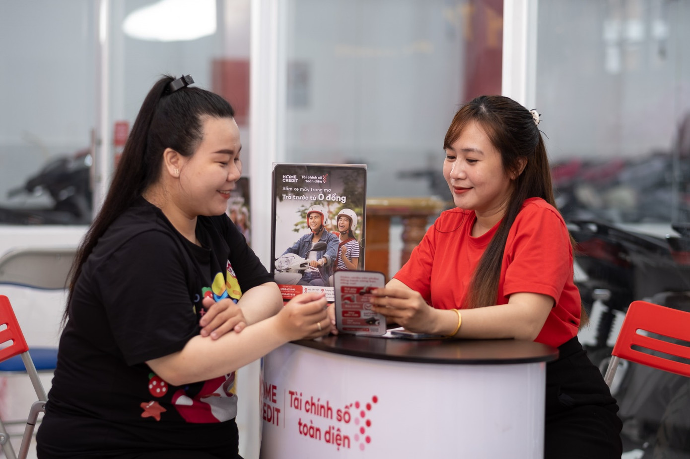 Khách hàng mua điện máy, xe máy trả góp dịp Tết được hưởng lãi suất ưu đãi 0% - 0,55%/tháng từ Home Credit. Ảnh: Home Credit