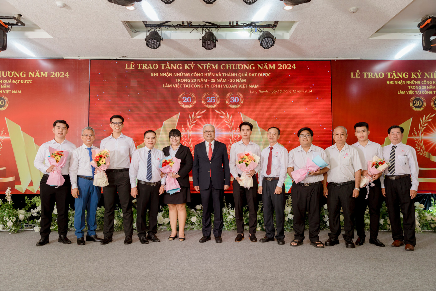 Phó Chủ tịch Vedan Việt Nam - ông Yang Kun Hsiang chụp ảnh cùng nhân viên thế hệ thứ 2 làm việc tại Vedan Việt Nam