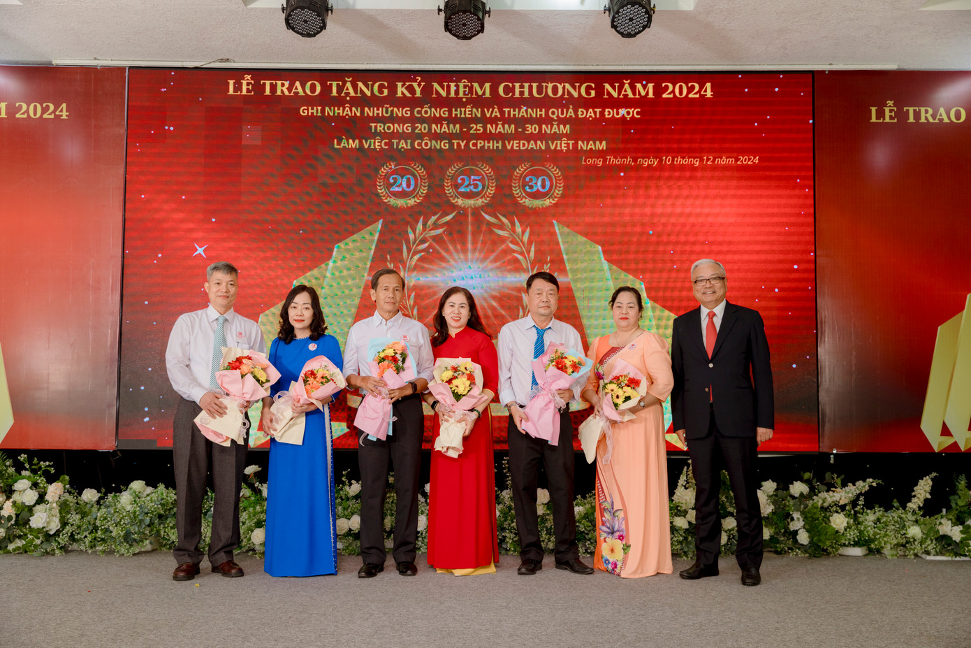 Phó Chủ tịch Vedan Việt Nam - ông Yang Kun Hsiang chúc mừng các gia đình cùng làm việc tại Vedan Việt Nam hơn 30 năm