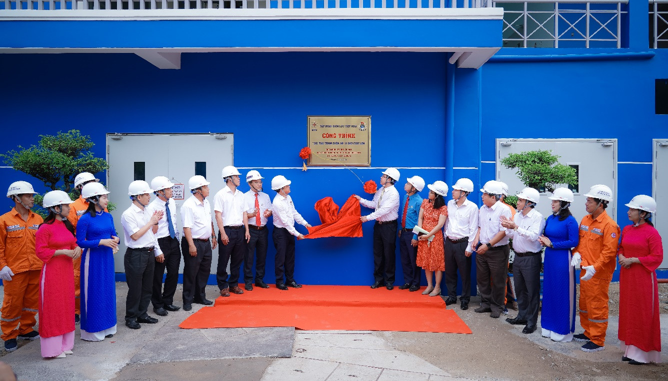 Nghi thức gắn biển công trình thi đua “Cải tạo Trạm biến áp 110kV Chợ lớn” cấp Công Đoàn Điện lực Việt Nam. Nghi thức gắn biển công trình thi đua “Cải tạo Trạm biến áp 110kV Chợ lớn” cấp Công Đoàn Điện lực Việt Nam.