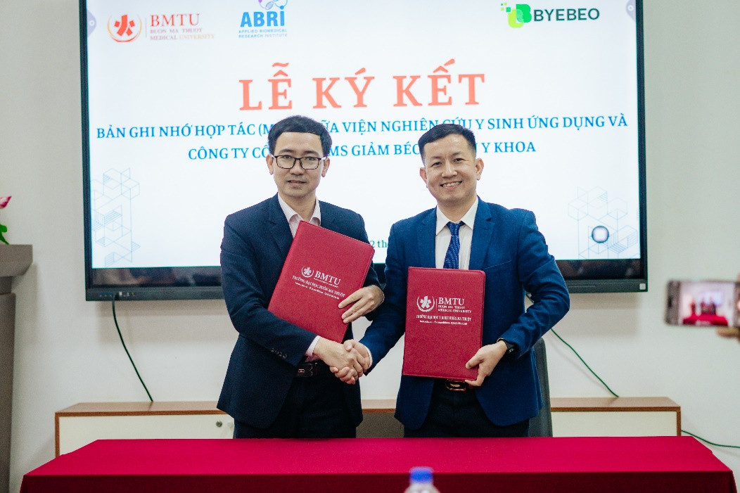 Đại diện Bye Béo và ABRI trao Biên bản ghi nhớ hợp tác