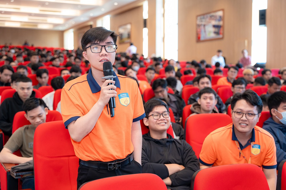 Sinh viên trao đổi thông tin cùng các nhà quản lý, chuyên viên từ Công ty Coca-Cola Việt Nam Sinh viên trao đổi thông tin cùng các nhà quản lý, chuyên viên từ Công ty Coca-Cola Việt Nam