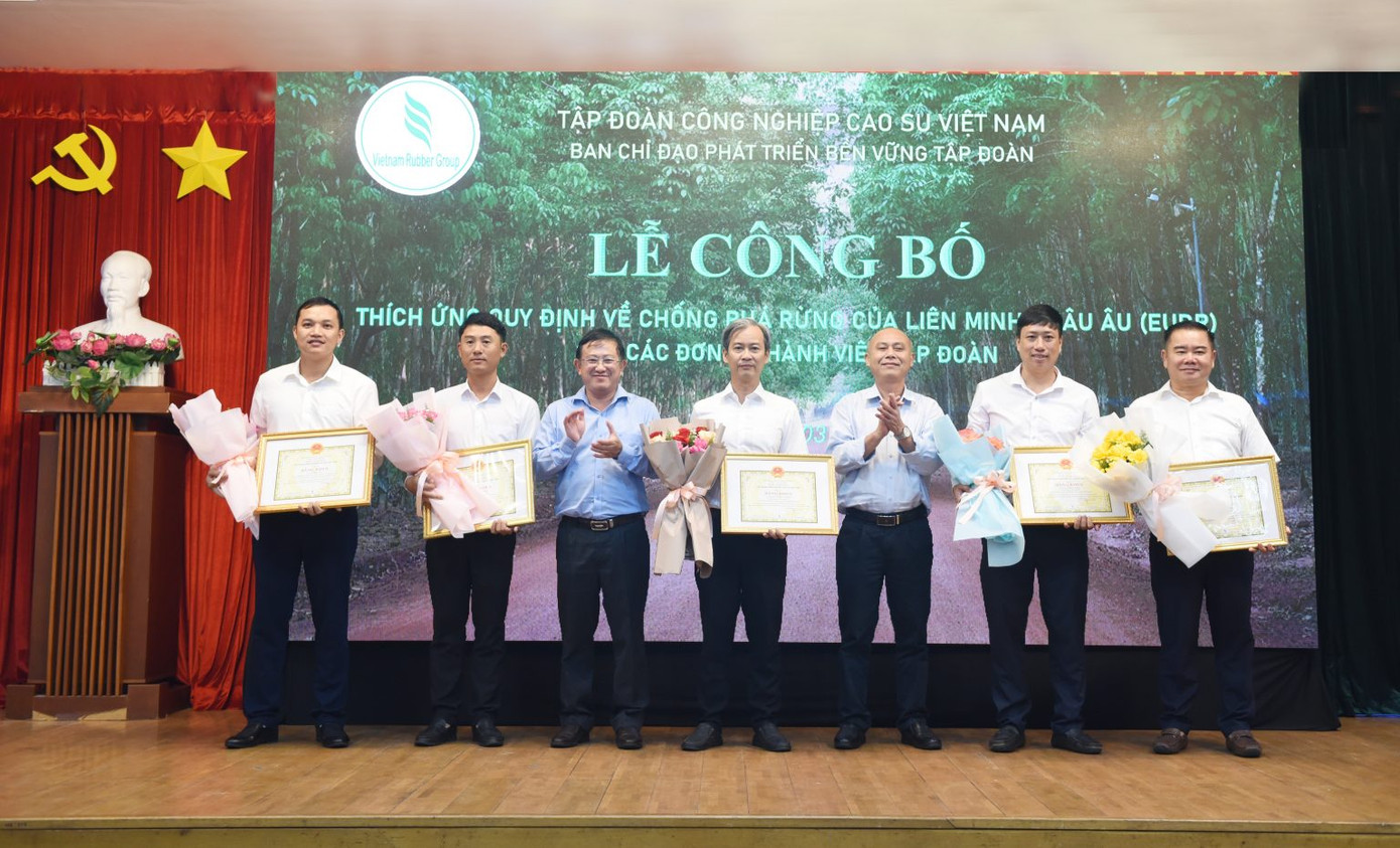 Lãnh đạo VRG trao bằng khen cho các cá nhân có thành tích xuất sắc trong công tác triển khai thực hiện tuân thủ quy định chống phá rừng của Liên minh Châu Âu (EUDR) của Công ty CP Cao su Chư Sê Kampong Thom Lãnh đạo VRG trao bằng khen cho các cá nhân có thành tích xuất sắc trong công tác triển khai thực hiện tuân thủ quy định chống phá rừng của Liên minh Châu Âu (EUDR) của Công ty CP Cao su Chư Sê Kampong Thom
