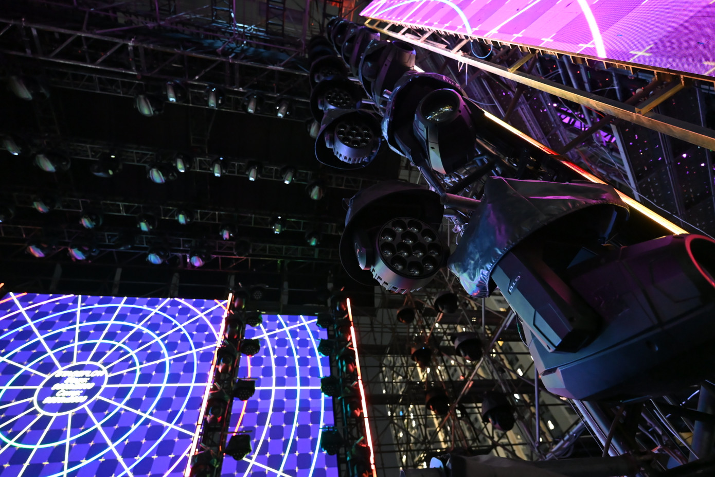 Hệ thống LED livecam được bố trí 2 bên khu vực sân khấu, giúp khán giả có thể tận hưởng trọn vẹn từng chi tiết của các màn trình diễn từ mọi góc nhìn. Bên cạnh đó, 8WONDER Winter còn ứng dụng công nghệ màn hình tách LED và hệ bàn nâng lớn giữa sân khấu, tạo nên một không gian đa chiều cho những tiết mục mãn nhãn và thú vị.