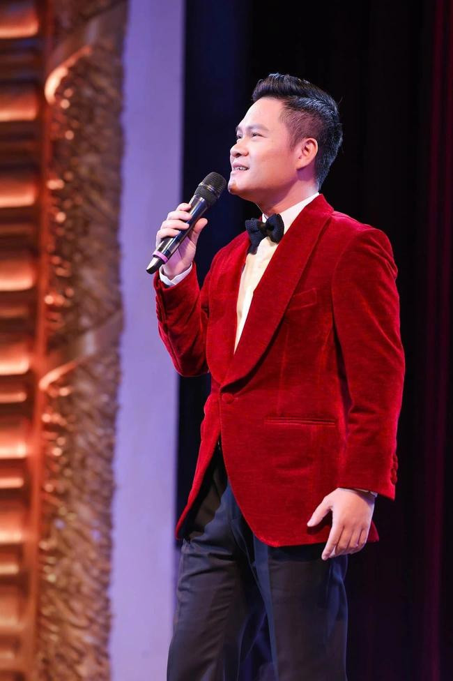 NSƯT Hoàng Tùng vừa đảm nhiệm vai trò biên tập âm nhạc, vừa tham gia hát 2 ca khúc trong album "Ký ức Hà Nội".