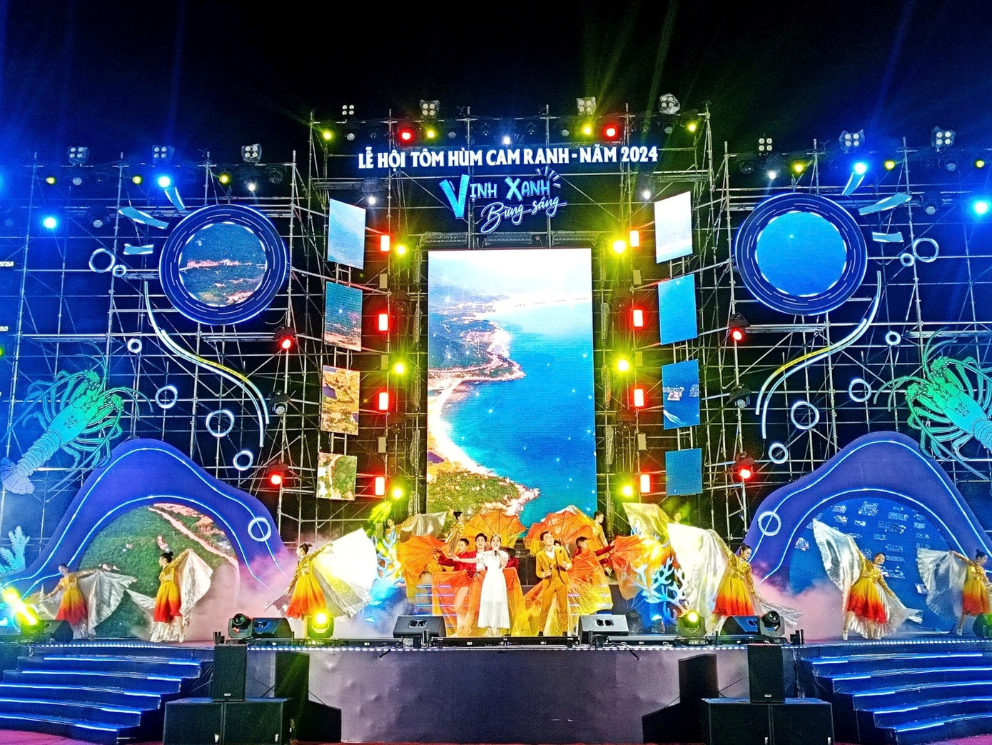 Lễ hội tôm hùm thu hút đông đảo thực khách và truyền thông