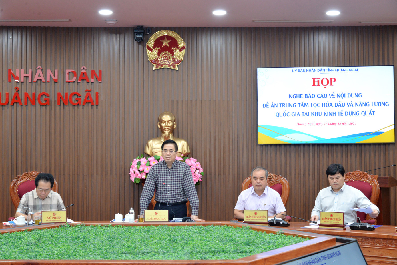 Ông Nguyễn Hoàng Giang - Chủ tịch UBND tỉnh Quảng Ngãi phát biểu tại cuộc họp.