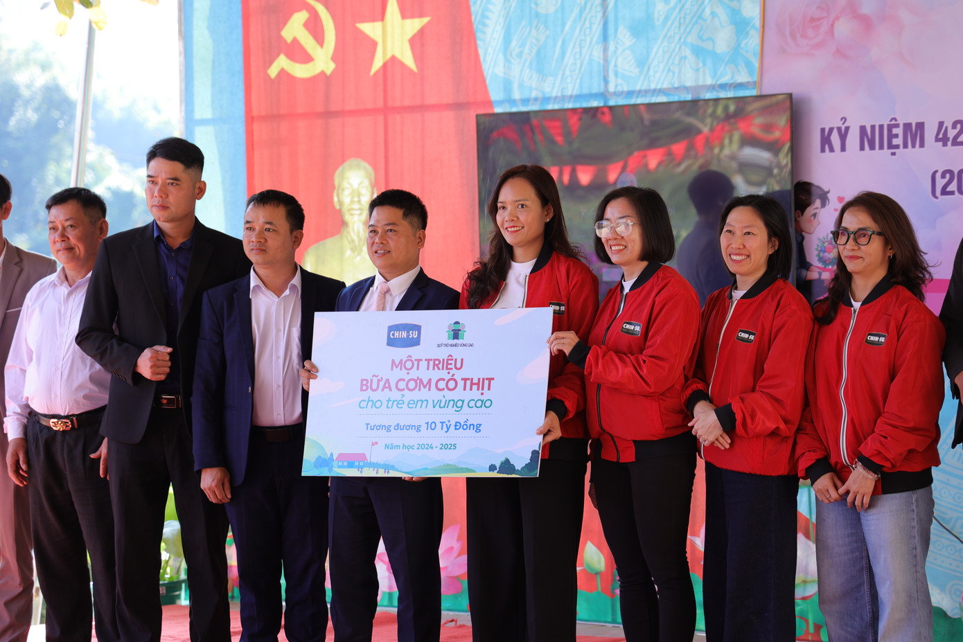 Đại diện nhãn hàng CHIN-SU và Quỹ Trò nghèo vùng cao trao bảng tượng trưng “Một triệu bữa cơm có thịt” với tổng kinh phí 10 tỷ đồng trong năm học 2024 - 2025 tại trường PTDTBT & Tiểu học Tân Tiến, thôn Bản Pe, Yên Lỗ, Bình Gia, Lạng Sơn. Đại diện nhãn hàng CHIN-SU và Quỹ Trò nghèo vùng cao trao bảng tượng trưng “Một triệu bữa cơm có thịt” với tổng kinh phí 10 tỷ đồng trong năm học 2024 - 2025 tại trường PTDTBT & Tiểu học Tân Tiến, thôn Bản Pe, Yên Lỗ, Bình Gia, Lạng Sơn.