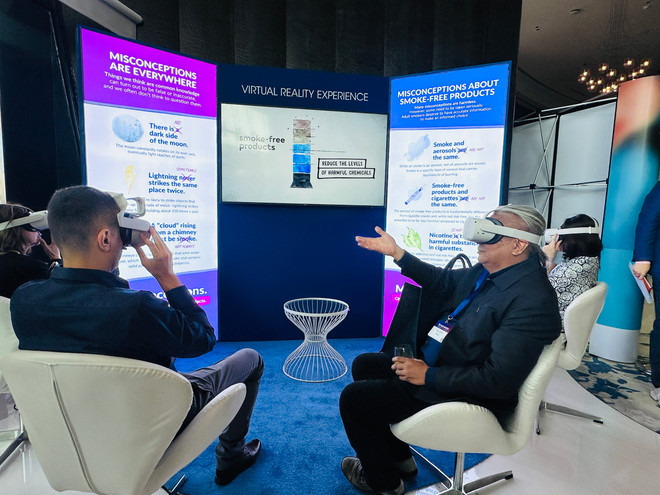 Nhiều chuyên gia và phóng viên trải nghiệm các công nghệ mới của sự kiện đổi mới sáng tạo vì tương lai không khói thuốc Nhiều chuyên gia và phóng viên trải nghiệm các công nghệ mới của sự kiện đổi mới sáng tạo vì tương lai không khói thuốc