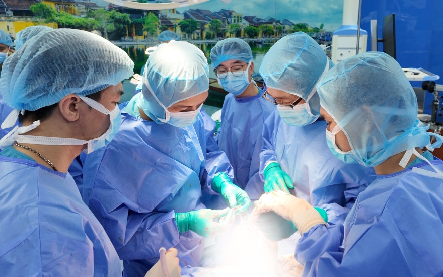 Phẫu thuật thay cùng lúc 2 khớp gối không cắt gân cơ sử dụng bộ trợ cụ gióng trục động học