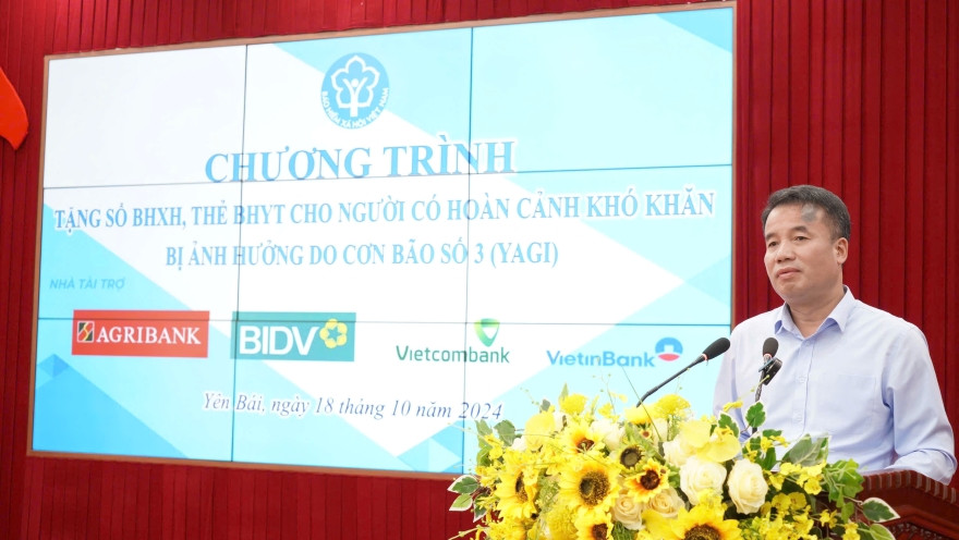 Đồng chí Nguyễn Thế Mạnh - Tổng Giám đốc BHXH Việt Nam phát biểu trong buổi lễ trao tặng tại tỉnh Yên Bái