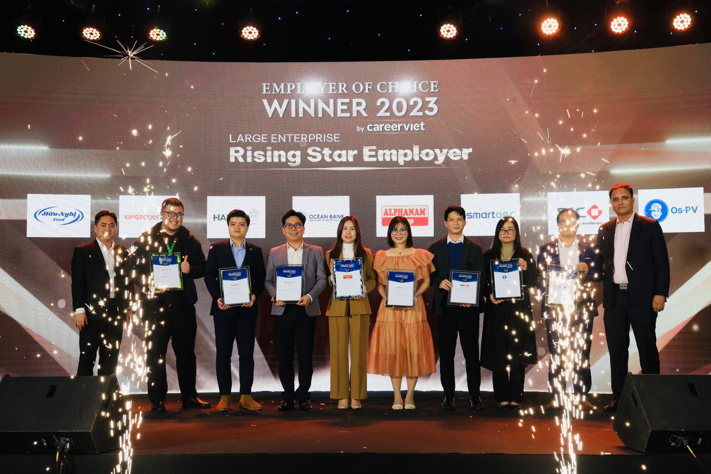 Bà Hoàng Thị Thanh Tâm (Thứ 5 từ trái qua phải) - Trưởng Ban Nhân sự Alphanam Group lên nhận giải thưởng. Bà Hoàng Thị Thanh Tâm (Thứ 5 từ trái qua phải) - Trưởng Ban Nhân sự Alphanam Group lên nhận giải thưởng.