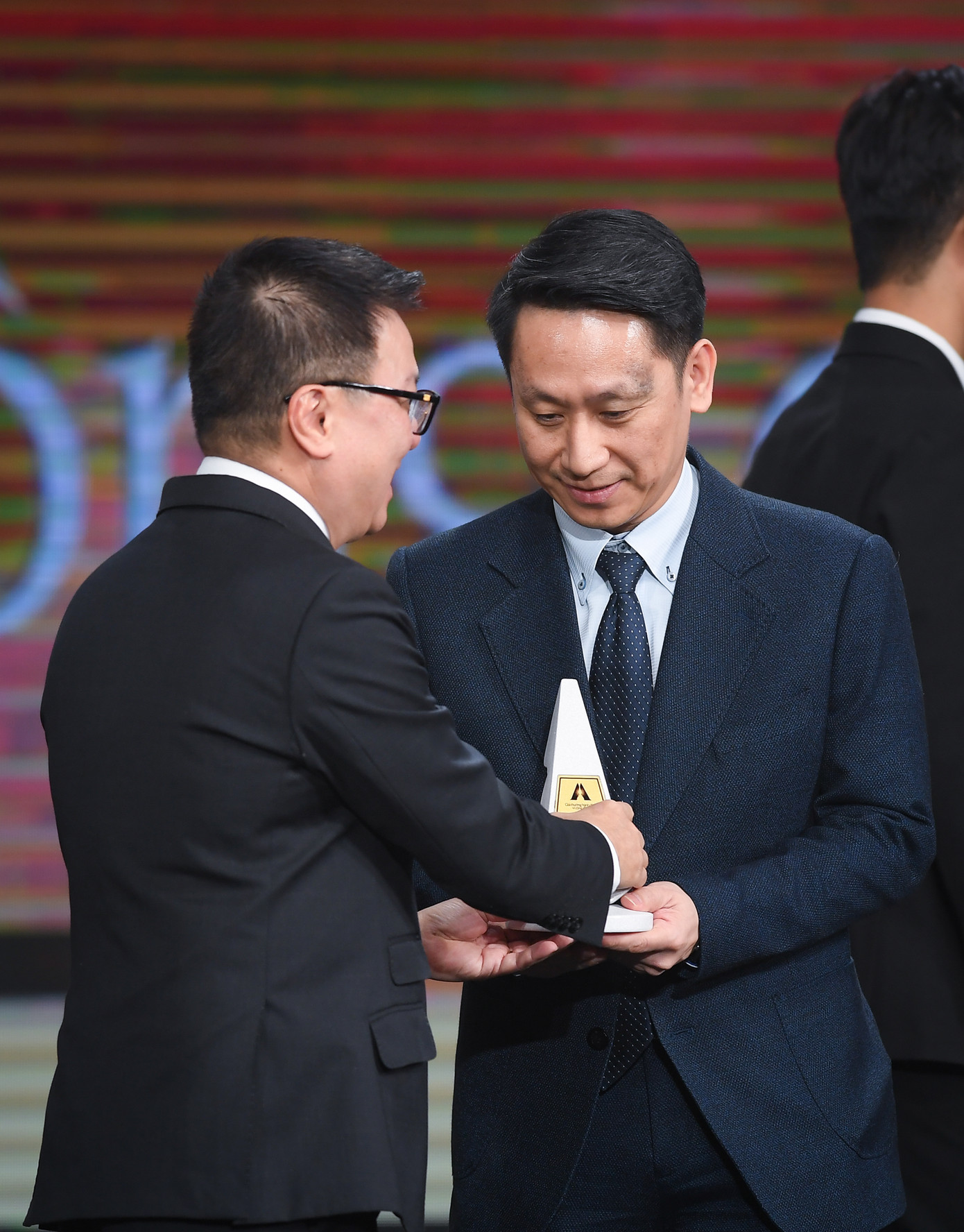 Ông Lê Quốc Minh, Tổng Biên tập Báo Nhân Dân, Trưởng ban Tổ Chức Giải Thưởng Human Act Prize 2024 trao giải thưởng năm cho đại diện Nestlé Việt Nam