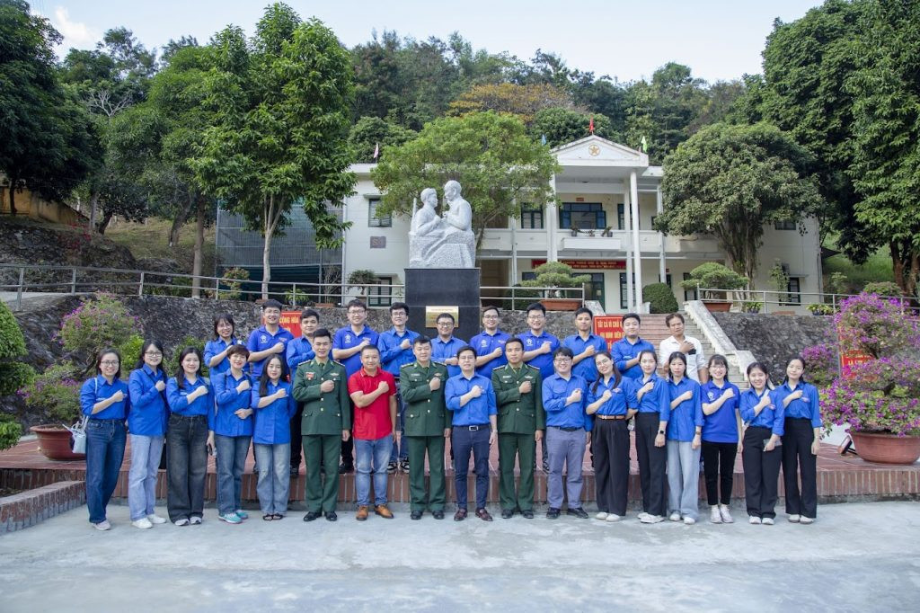 Đoàn Thanh niên Viện chụp hình lưu niệm cùng các chiến sĩ đồn biên phòng cửa khẩu Ma Lù Thàng. Đoàn Thanh niên Viện chụp hình lưu niệm cùng các chiến sĩ đồn biên phòng cửa khẩu Ma Lù Thàng.