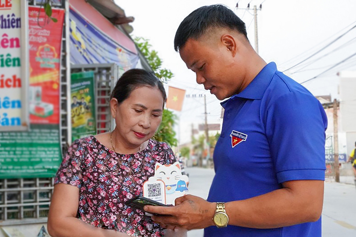 Tuổi trẻ Quảng Ngãi nhiệt tình hỗ trợ người dân chuyển đổi số Tuổi trẻ Quảng Ngãi nhiệt tình hỗ trợ người dân chuyển đổi số