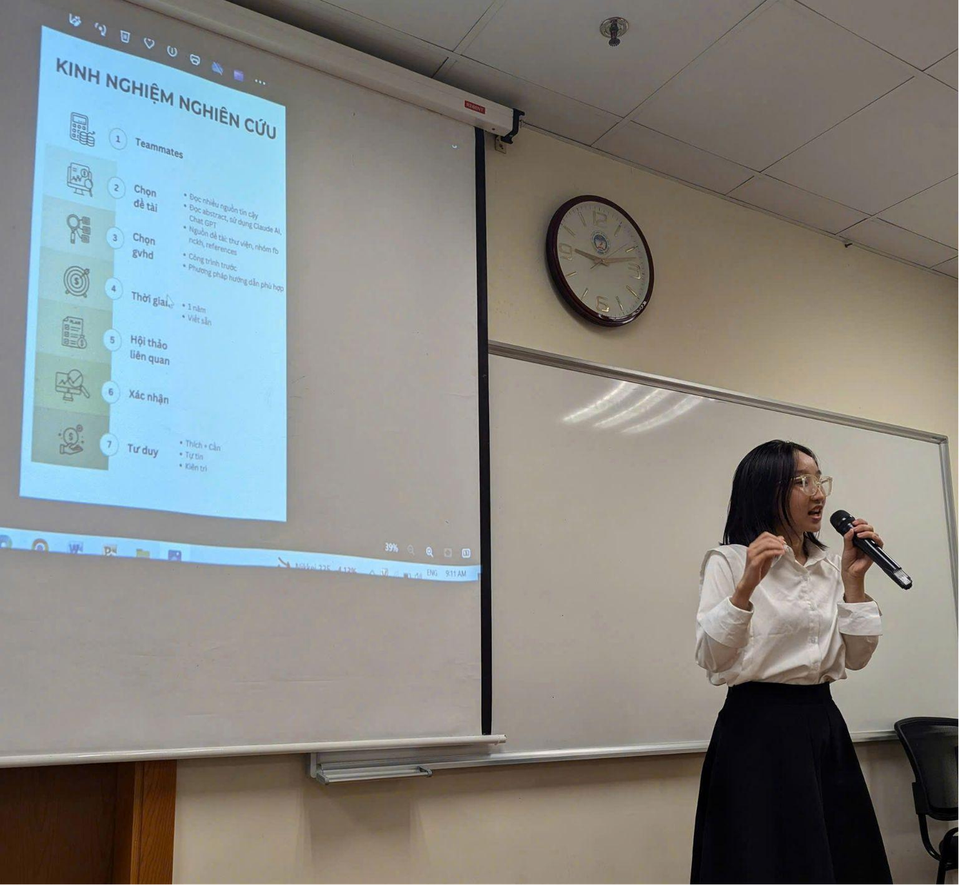 Minh Ngân, cô gái trẻ đầy tự tin với bài thuyết trình về nghiên cứu ESG ấn tượng