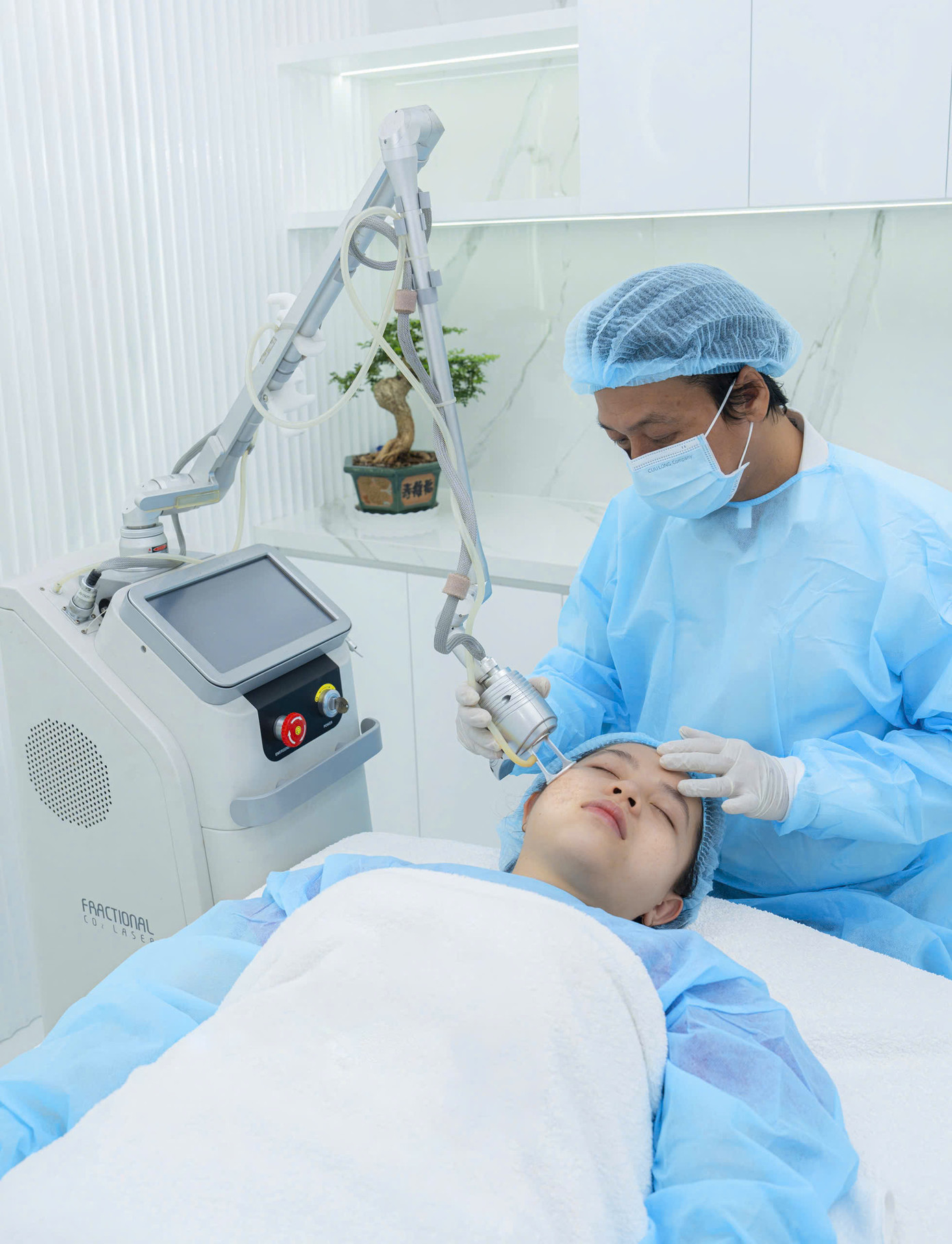 Bác sĩ Huỳnh Công Bảo đang điều trị làm đẹp da cho khách hàng