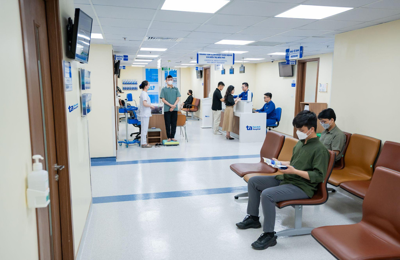 Nhiều bạn trẻ đăng ký giảm mỡ bụng, bắp tay, bắp chân, hông… bằng công nghệ cao cho săn chắc tại Trung tâm Giảm cân Tâm Anh. Ảnh: BVĐK Tâm Anh