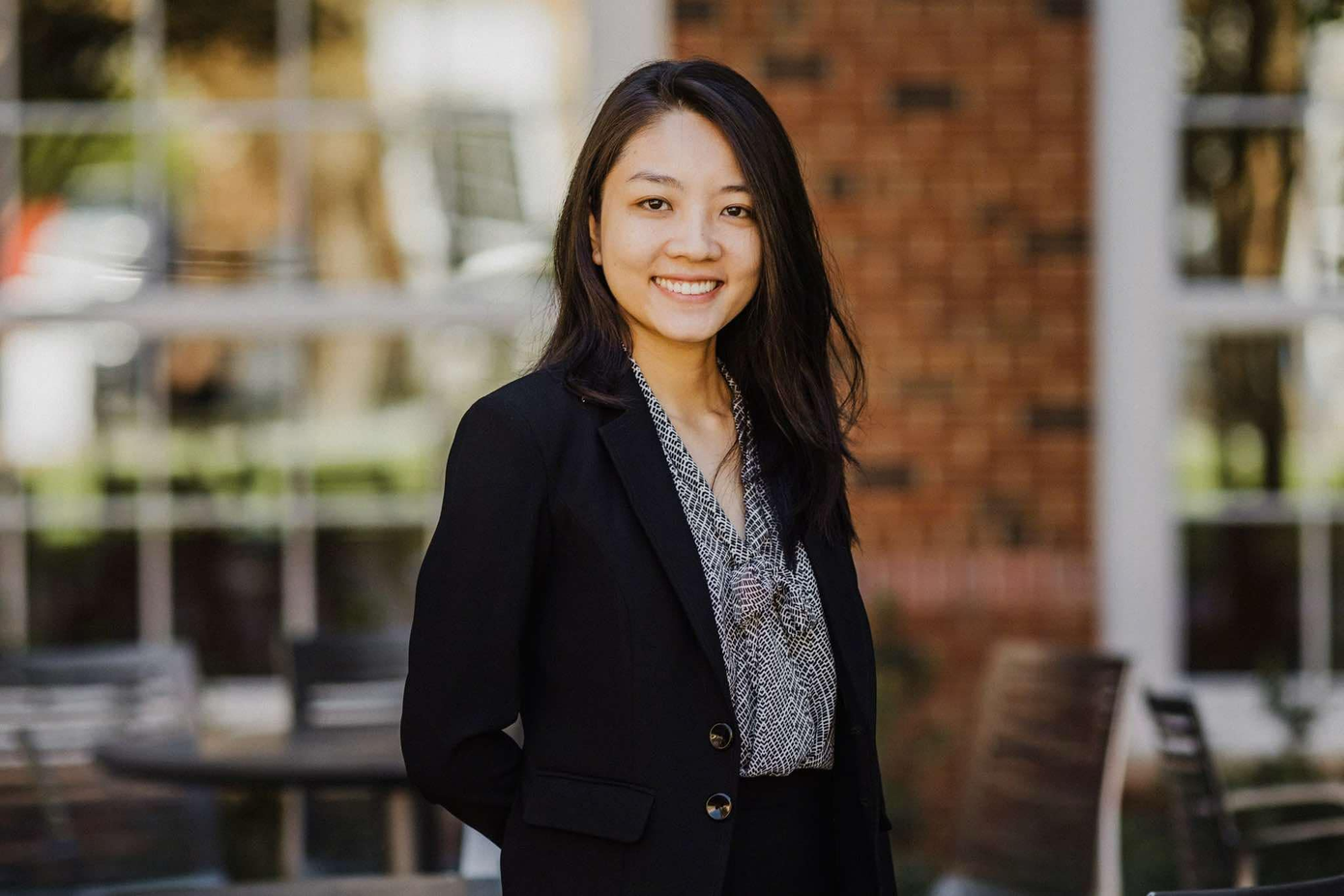 Bà Ny Bùi phát biểu tại sự kiện bàn giao 500 xe Quantum S-series đầu tiên của Dat Bike