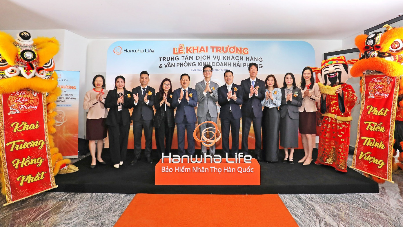 Ban Lãnh đạo cùng đội ngũ nhân sự Hanwha Life Việt Nam trong buổi lễ khai trương văn phòng mới tại Hải Phòng Ban Lãnh đạo cùng đội ngũ nhân sự Hanwha Life Việt Nam trong buổi lễ khai trương văn phòng mới tại Hải Phòng