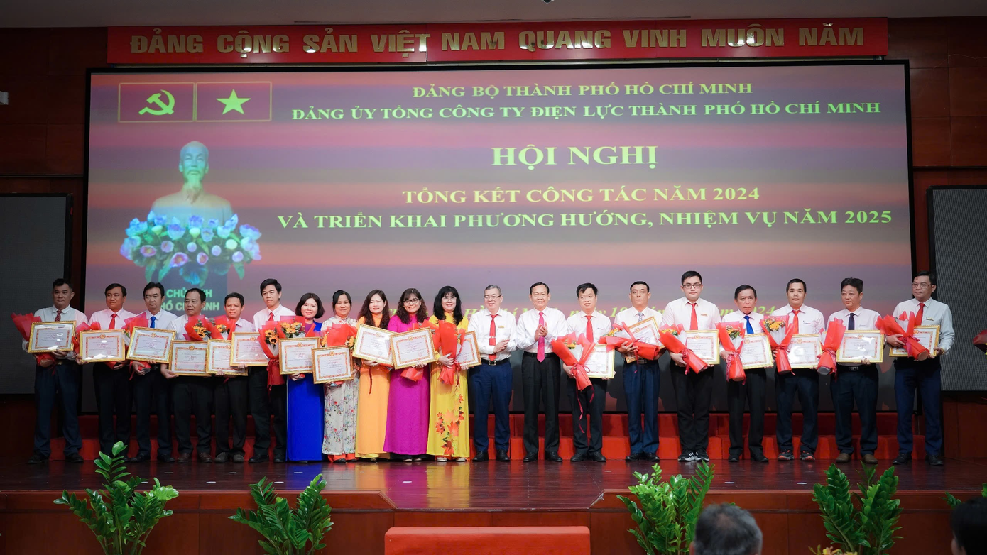 Lãnh đạo Ban Dân vận Thành uỷ và lãnh đạo EVNHCMCtrao thưởng cho các tập thể thực hiện tốt phong trào thi đua Dân vận khéo năm 2024.