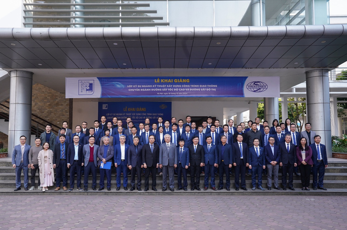 Ban lãnh đạo VINACONEX và Ban giám hiệu Trường Đại học Xây dựng chụp ảnh lưu niệm cùng các học viên lớp kỹ sư chuyên ngành đường sắt tốc độ cao và đường sắt đô thị Ban lãnh đạo VINACONEX và Ban giám hiệu Trường Đại học Xây dựng chụp ảnh lưu niệm cùng các học viên lớp kỹ sư chuyên ngành đường sắt tốc độ cao và đường sắt đô thị