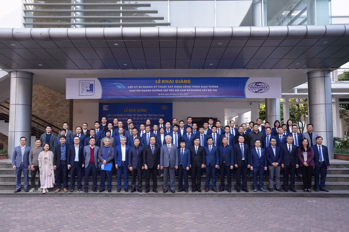 Ban lãnh đạo VINACONEX và Ban giám hiệu Trường Đại học Xây dựng chụp ảnh lưu niệm cùng các học viên lớp kỹ sư chuyên ngành đường sắt tốc độ cao và đường sắt đô thị Ban lãnh đạo VINACONEX và Ban giám hiệu Trường Đại học Xây dựng chụp ảnh lưu niệm cùng các học viên lớp kỹ sư chuyên ngành đường sắt tốc độ cao và đường sắt đô thị