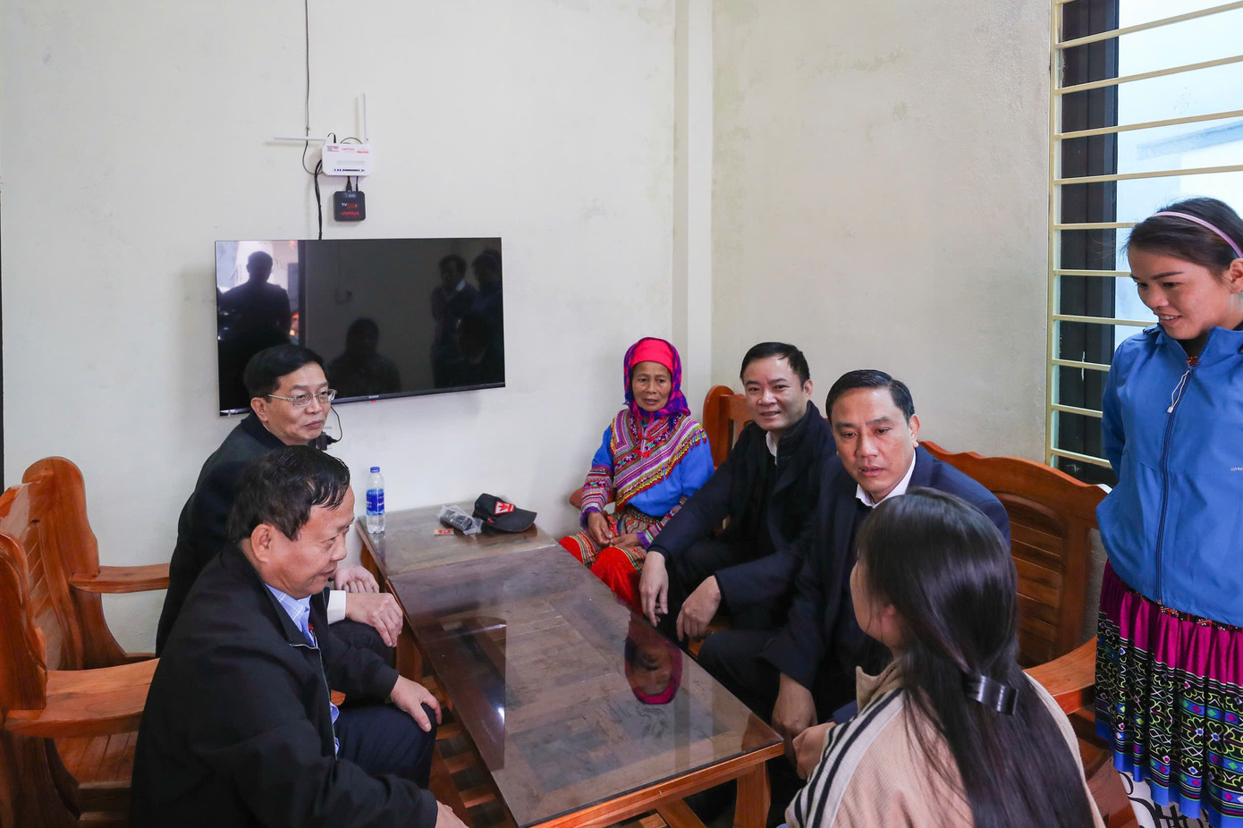 Đồng chí Lê Ngọc Sơn, Tổng Giám đốc Petrovietnam cùng đồng chí Trần Quang Dũng, Phó Bí thư thường trực Đảng uỷ Petrovietnam thăm hỏi đồng bào và các cháu thiếu nhi tại khu tái thiết thôn Kho Vàng. Đồng chí Lê Ngọc Sơn, Tổng Giám đốc Petrovietnam cùng đồng chí Trần Quang Dũng, Phó Bí thư thường trực Đảng uỷ Petrovietnam thăm hỏi đồng bào và các cháu thiếu nhi tại khu tái thiết thôn Kho Vàng.