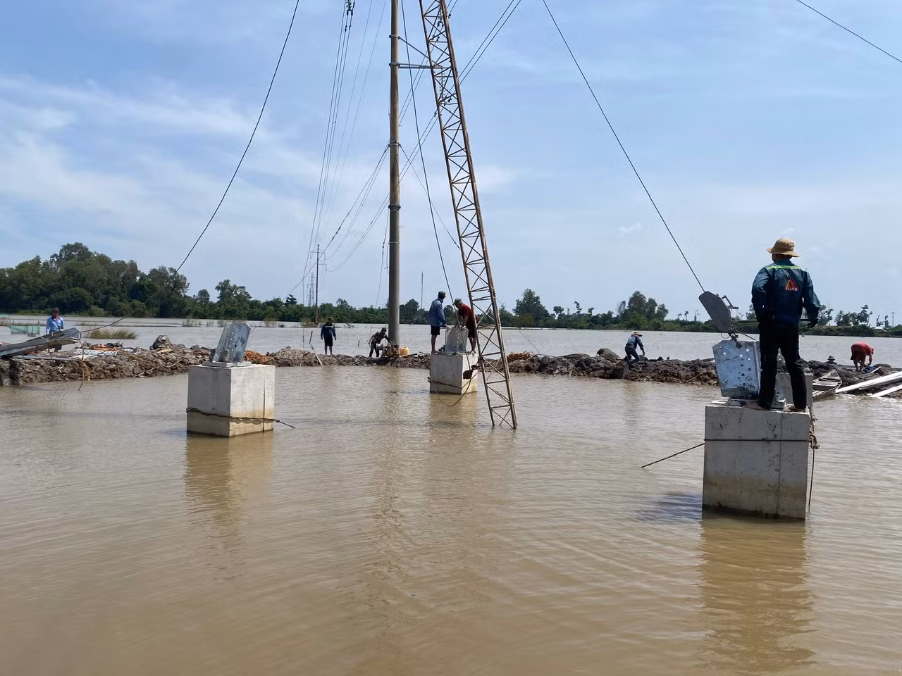 EVNSPC và các địa phương đang nỗ lực tháo gỡ vướng mắc trong đền bù giải phóng mặt bằng để đẩy nhanh tiến động công trình điện. EVNSPC và các địa phương đang nỗ lực tháo gỡ vướng mắc trong đền bù giải phóng mặt bằng để đẩy nhanh tiến động công trình điện.