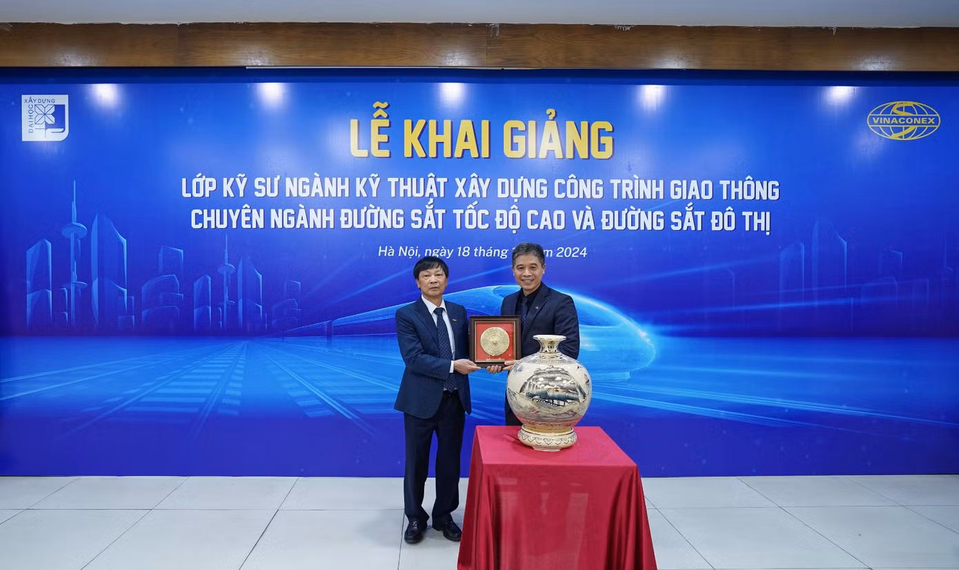 Ông Nguyễn Hữu Tới, Chủ tịch HĐQT VINACONEX và PGS.TS Hoàng Tùng, Hiệu trưởng Trường Đại học Xây dựng trao quà lưu niệm ghi dấu sự hợp tác chiến lược giữa hai bên Ông Nguyễn Hữu Tới, Chủ tịch HĐQT VINACONEX và PGS.TS Hoàng Tùng, Hiệu trưởng Trường Đại học Xây dựng trao quà lưu niệm ghi dấu sự hợp tác chiến lược giữa hai bên