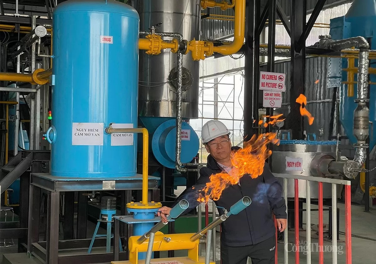 GS.TS Huỳnh Văn Hòa - Chủ tịch Công ty Live Again Group (chủ nhiệm đề tài xử lý rác thải bằng công nghệ sinh hóa nhiệt không phát thải) hạnh phúc khi những thành quả nghiên cứu của mình thành hiện thực. Từ rác thải đã tạo ra được năng lượng. Ảnh: H.H