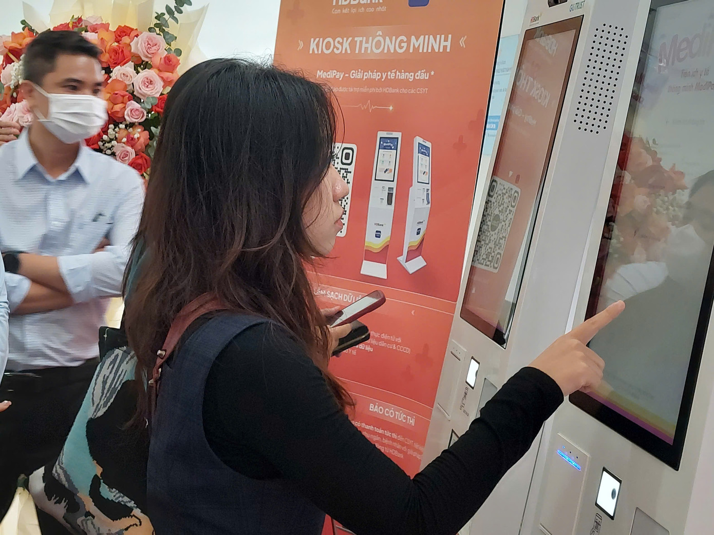 Khách hàng trải nghiệm đăng ký khám bệnh trên kiosk y tế thông minh