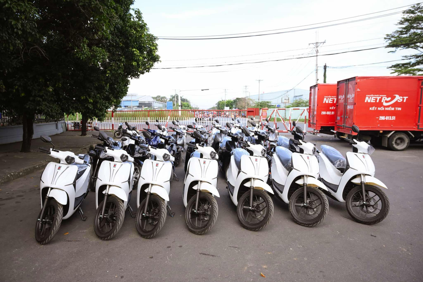 Xe tải chở hàng trăm chiếc Quantum S tới các đại lý trên toàn quốc