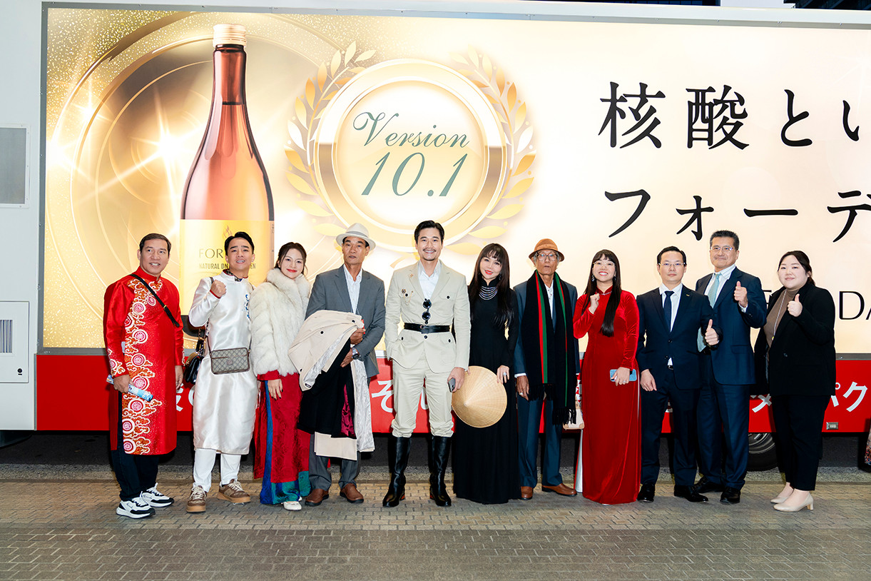 Tham dự chuyến đi còn có nghệ sĩ Quang Thắng, diễn viên Đỗ Duy Nam, tất cả có chung mục đích tìm hiểu tận tường về quy trình sản xuất DNA Fordays và bí quyết giữ vững thương hiệu suốt 27 năm qua.