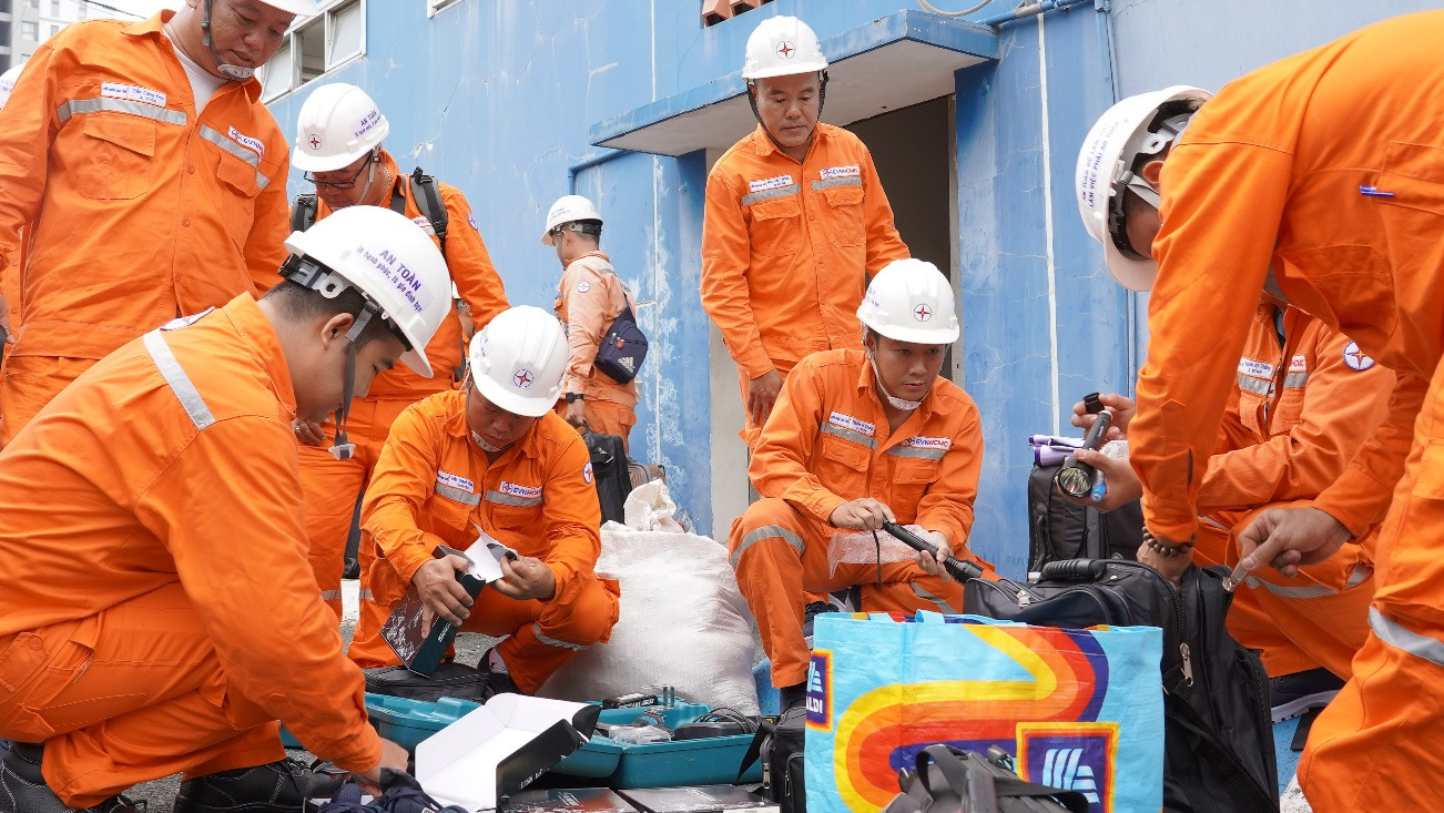 Công nhân EVNHCMC kiểm tra hệ thống trạm biến áp Công nhân EVNHCMC kiểm tra hệ thống trạm biến áp