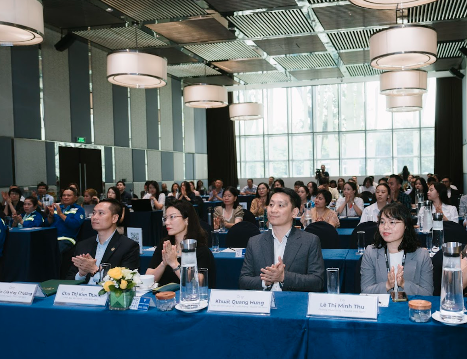 Chương trình không chỉ cung cấp nội dung chuyên môn mà còn cập nhật các quy định pháp luật và yêu cầu quốc tế về trách nhiệm doanh nghiệp đối với môi trường và quyền người lao động trong chuỗi cung ứng Chương trình không chỉ cung cấp nội dung chuyên môn mà còn cập nhật các quy định pháp luật và yêu cầu quốc tế về trách nhiệm doanh nghiệp đối với môi trường và quyền người lao động trong chuỗi cung ứng