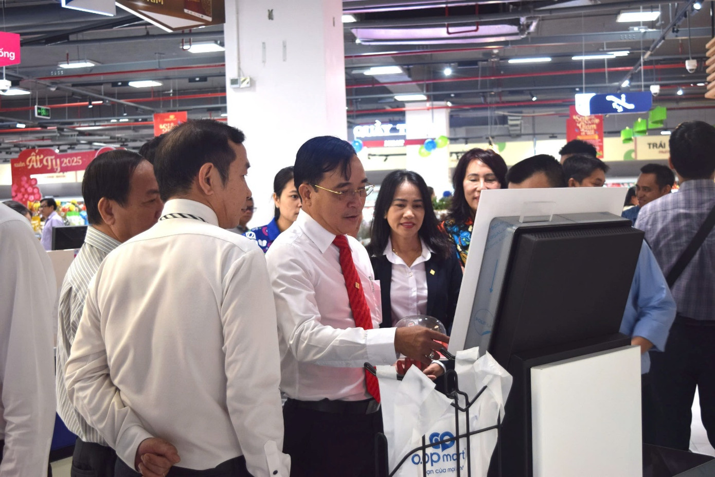 Lãnh đạo Saigon Co.op giới thiệu đến đại biểu về không gian mới của Co.opmart Phan Thiết