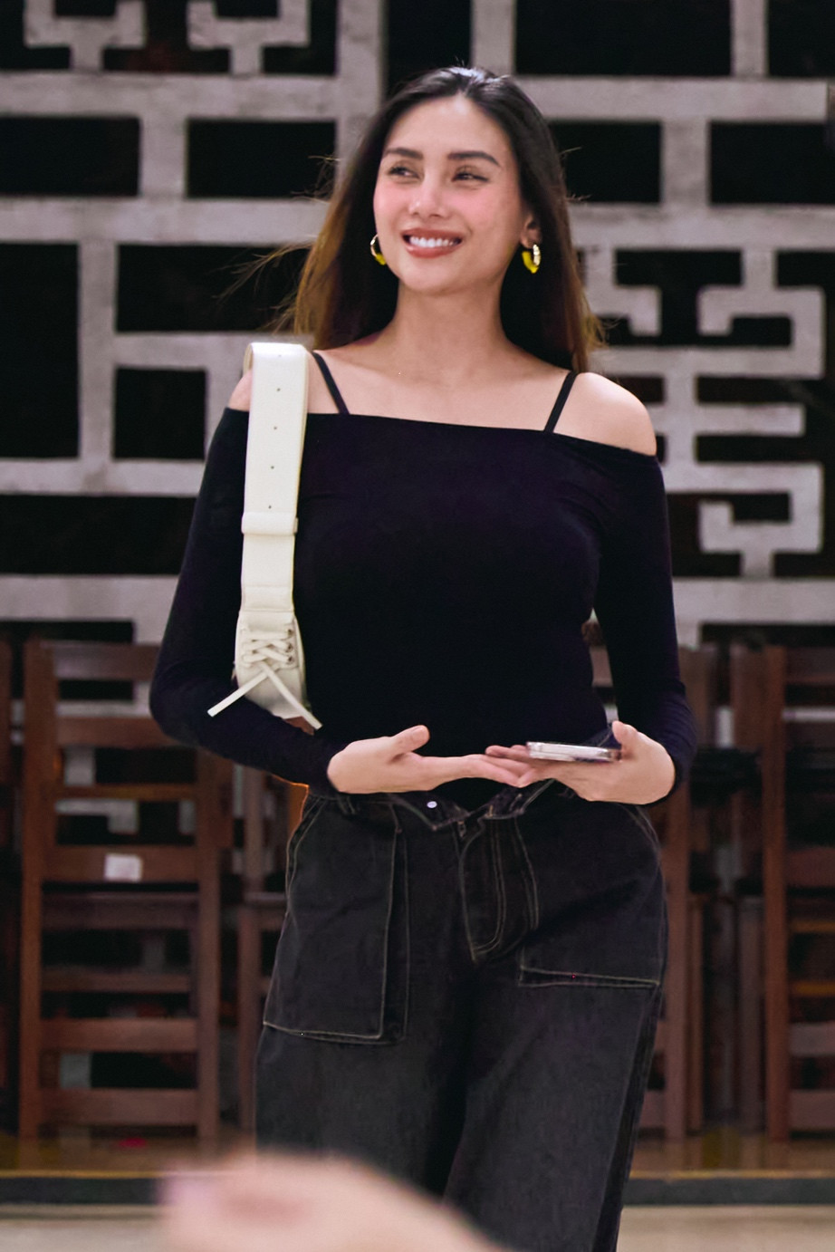 Võ Hoàng Yến chính thức trở lại với công việc sau 3 tháng sinh con cùng vóc dáng thon gọn.